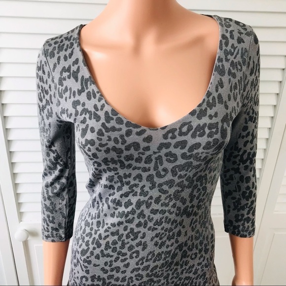 MICHAEL STARS Silver Black Animal Print V-Neck 3/4 Sleeve Shirt Size Small - Picture 2 of 7